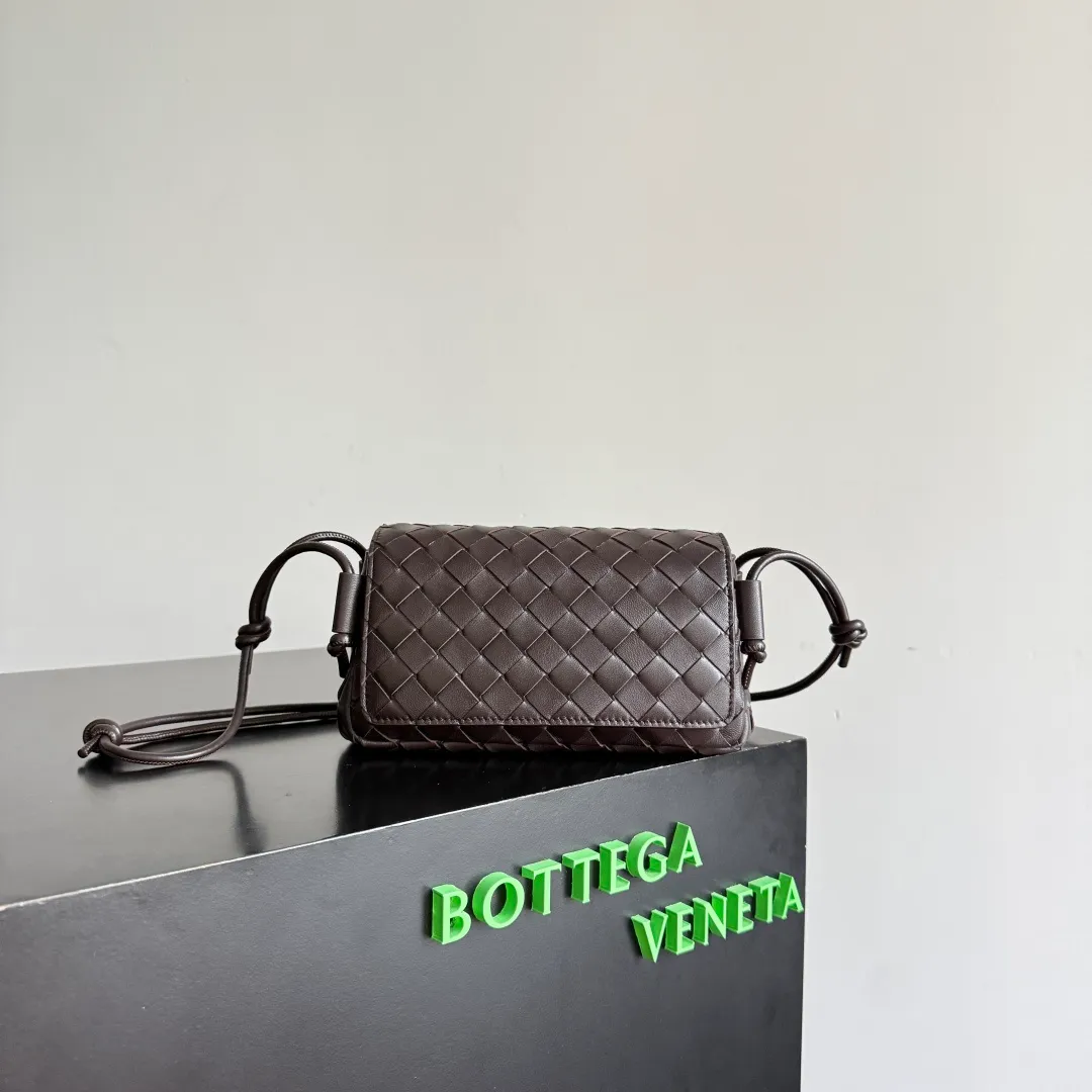 Batch 1680 Bottega Veneta’s new early spring products are here◍˃ᵕ˂◍ This super cute little bag captures my heart every time. This kind of simple little bag that can be carried on the back at any time is so convenient. The surprise of this Notturno clutch lies in the three independent spaces inside. Babies with a lot of belongings must be able to empathize with the tiredness of searching for items for a long time every time. This divided area design simply captures my heart. Style number: 843893 Size: 21*11*9cm Color: black brown